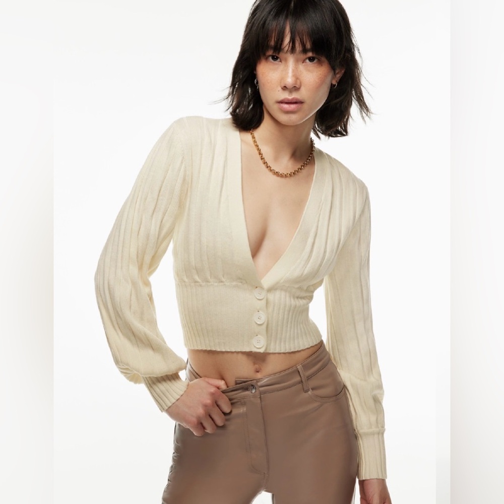 Aritzia Wilfred Ribbed Cropped Cardigan – Cream – Deep Plunge 🤍